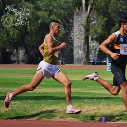 Atleta de Unconventional Training en plena carrera de velocidad